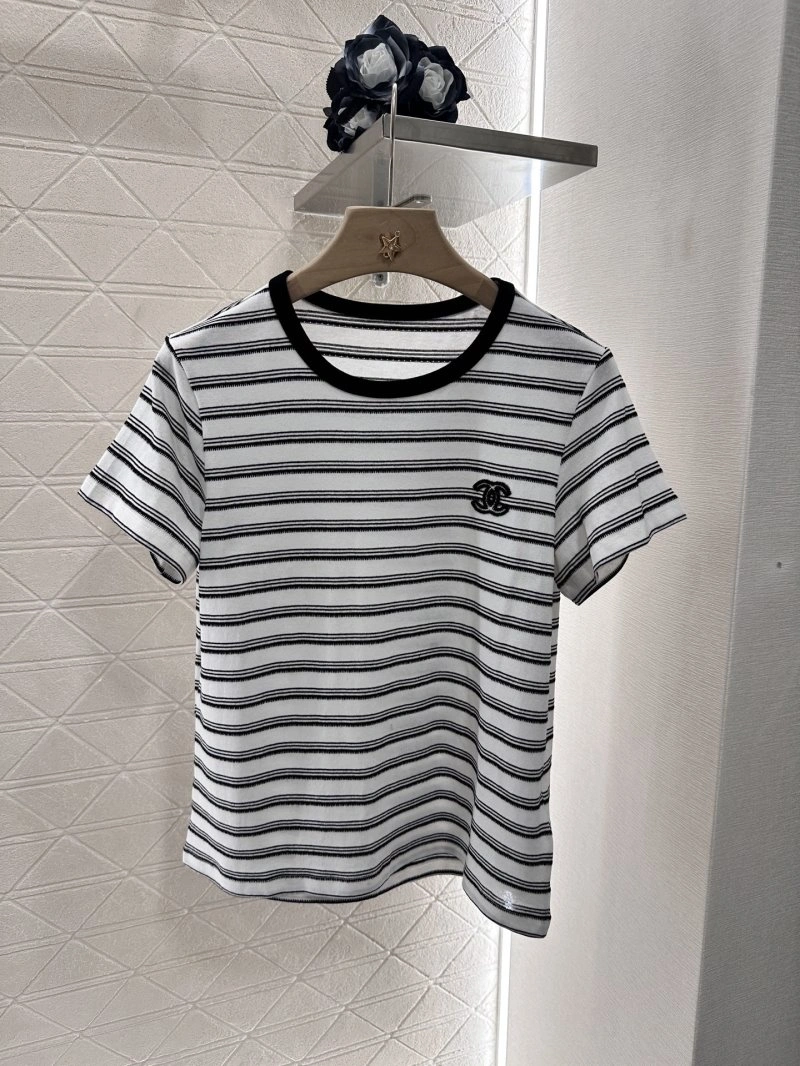 Sporty Chanel T-Shirts 108543