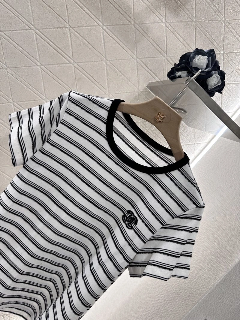 Sporty Chanel T-Shirts 108543