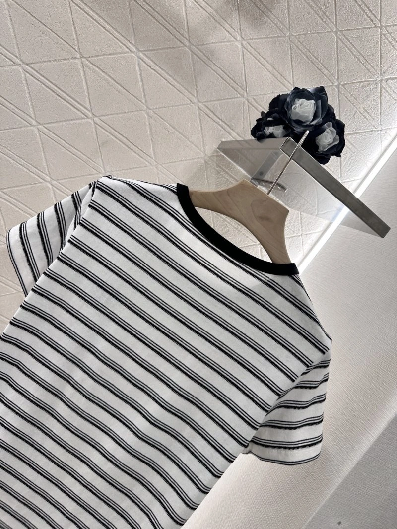 Sporty Chanel T-Shirts 108543