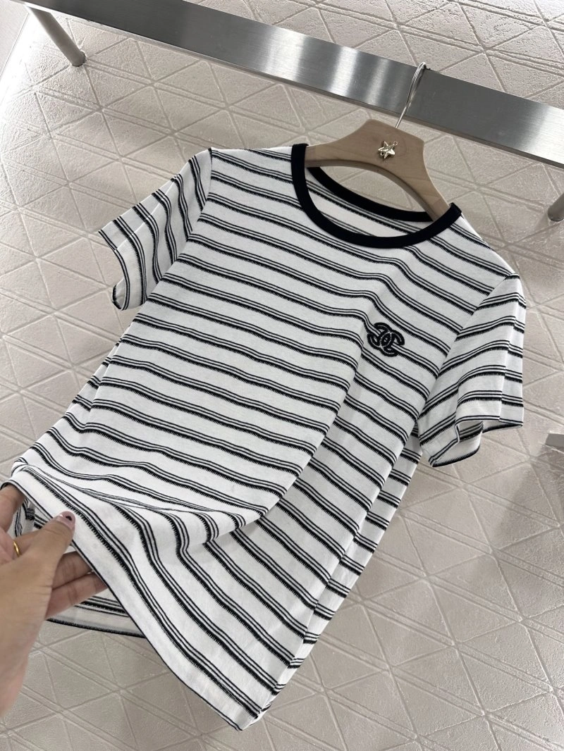 Sporty Chanel T-Shirts 108543