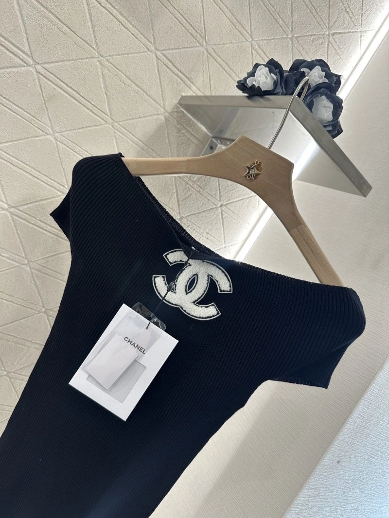 Chanel T-Shirts Casual 110156