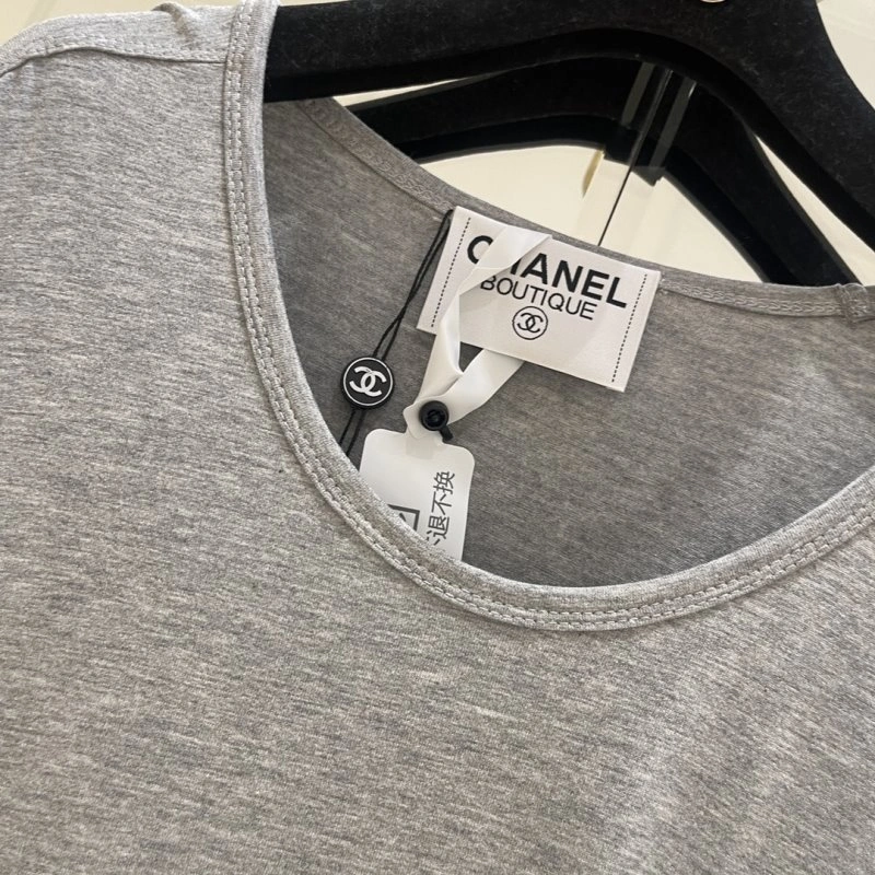 Compact Chanel T-Shirts 109629
