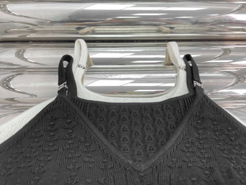Compact Chanel Vest 109405