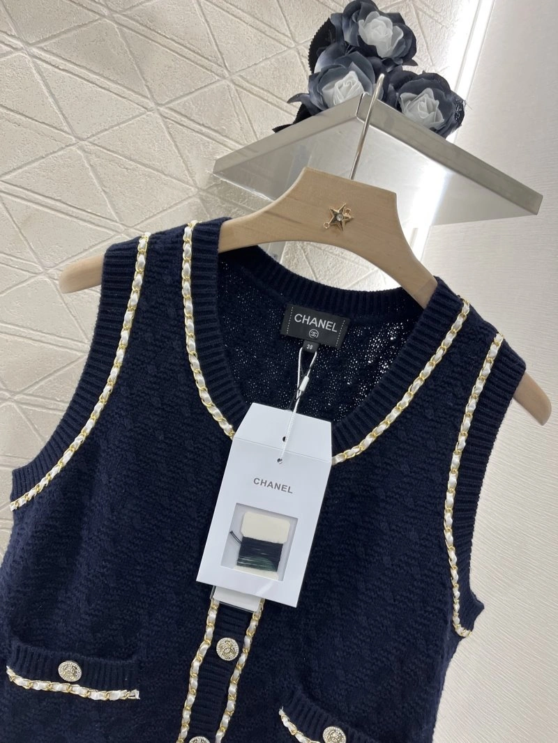 Trendsetting Chanel Vest 109387