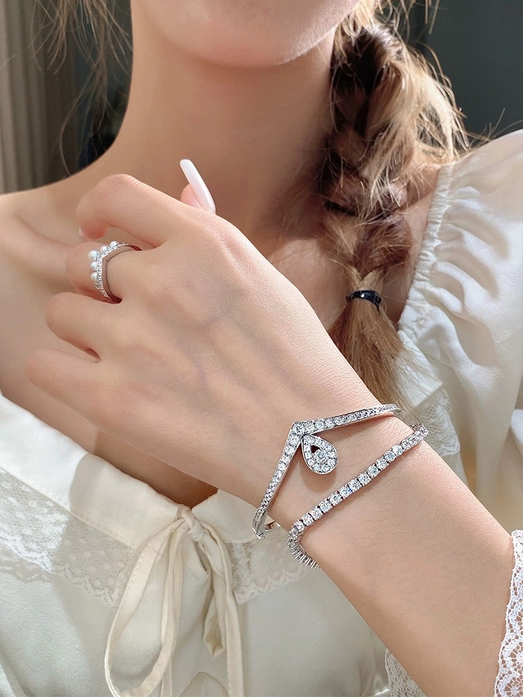 Supportive Chaumet Bracelets 214311