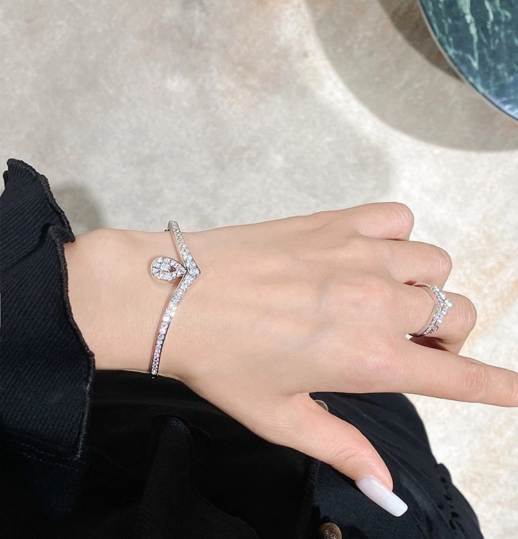 Supportive Chaumet Bracelets 214311