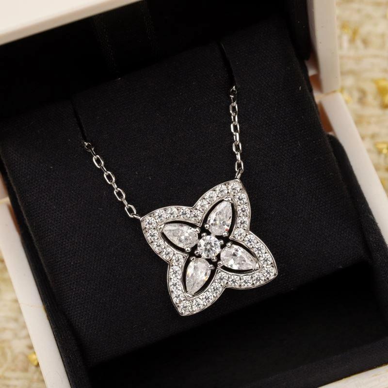 Minimalist Chaumet Necklaces 213543