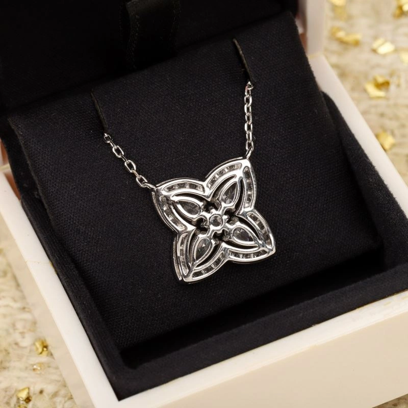 Minimalist Chaumet Necklaces 213543