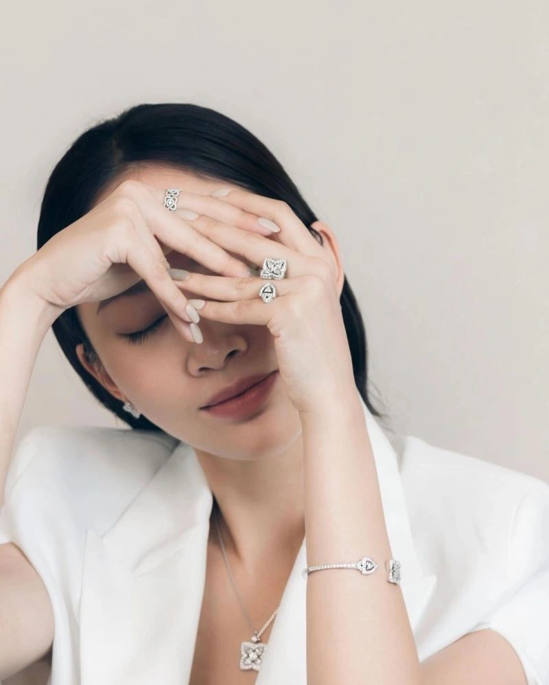 Minimalist Chaumet Necklaces 213543