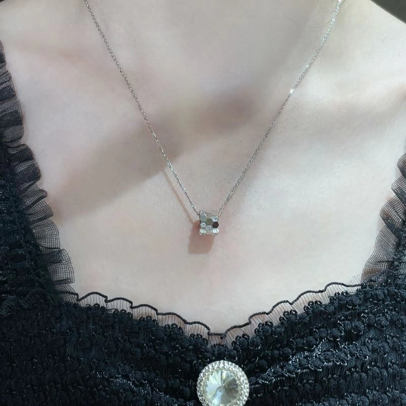 Compact Chaumet Necklaces 212383