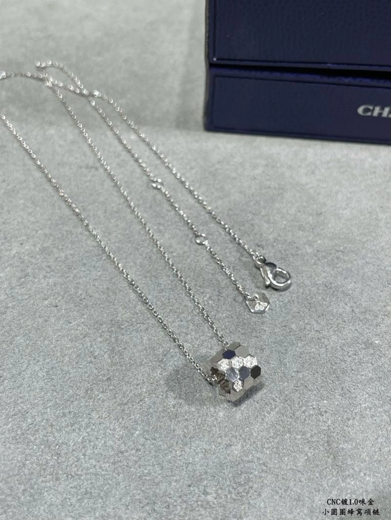 Compact Chaumet Necklaces 212383