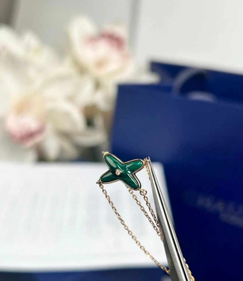 Practical Chaumet Necklaces 211386