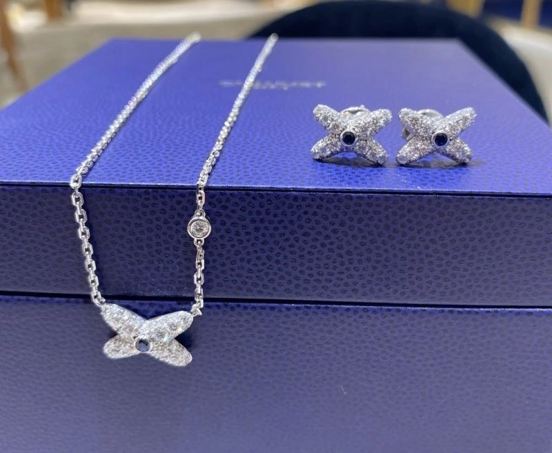 Trendsetting Chaumet Necklaces 209453