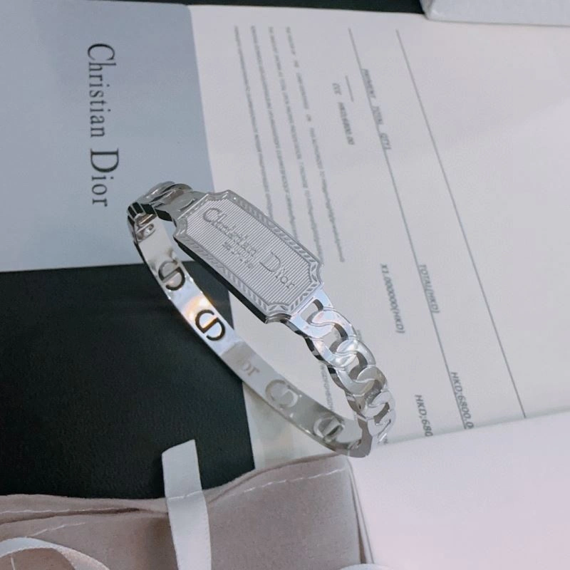 Timeless Christian Dior Bracelets 235167