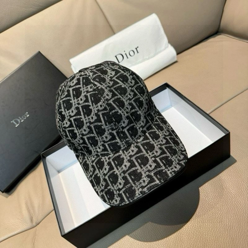 Christian Dior Caps ModernLook 261450