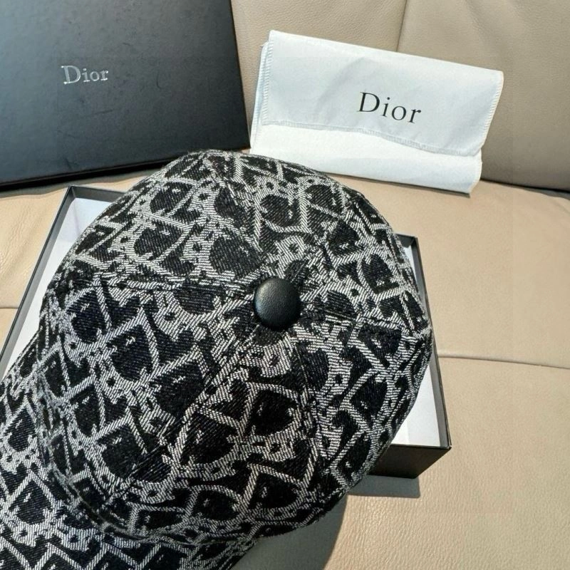 Christian Dior Caps ModernLook 261450