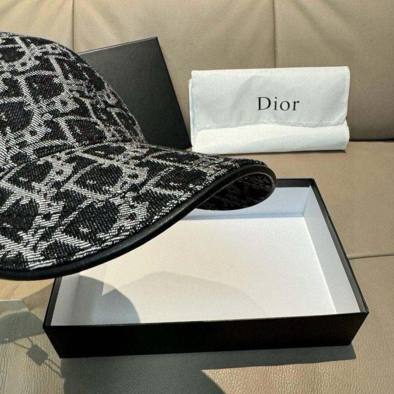 Christian Dior Caps ModernLook 261450