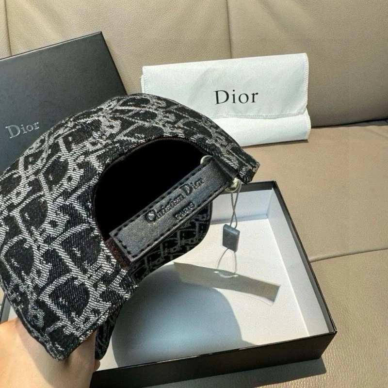 Christian Dior Caps ModernLook 261450