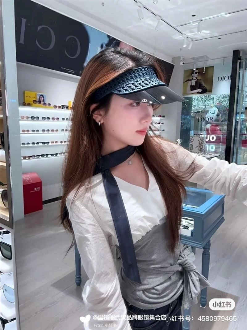 Christian Dior Caps Sophisticated 262643