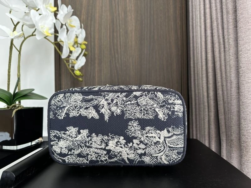Elegant Christian Dior Cosmetic Bags 71234