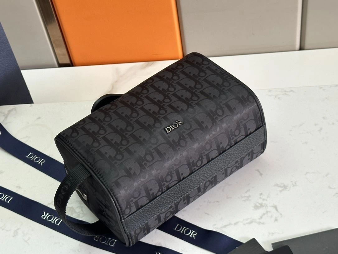 Chic Christian Dior Cosmetic Bags 92267