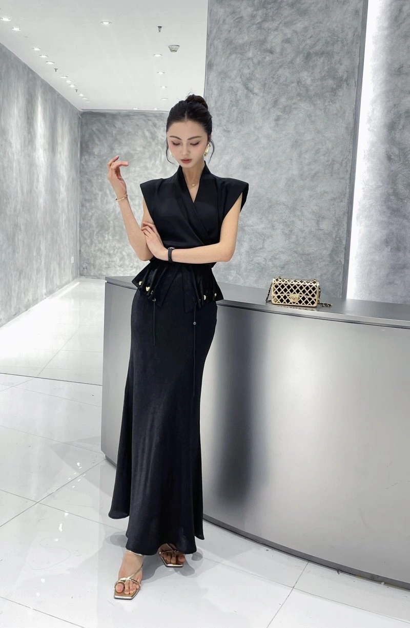Sleek Christian Dior Dress Suits 113076