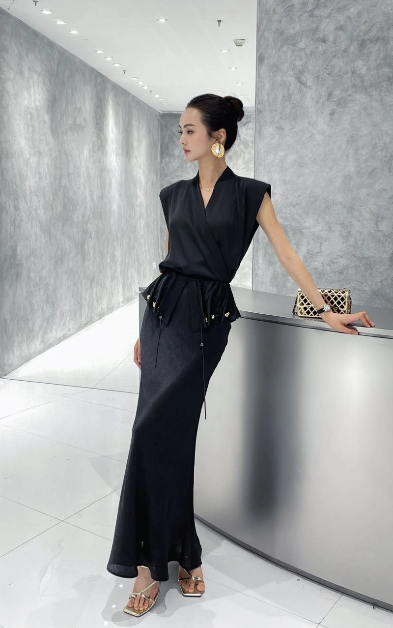 Sleek Christian Dior Dress Suits 113076