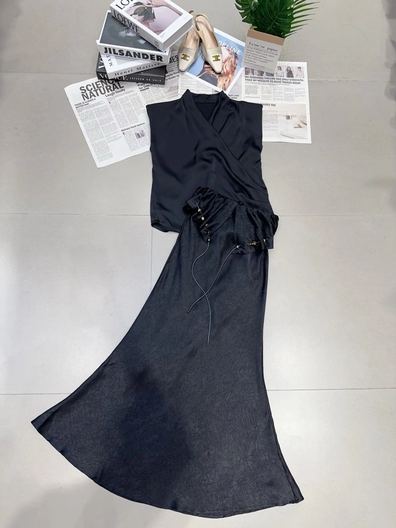 Sleek Christian Dior Dress Suits 113076