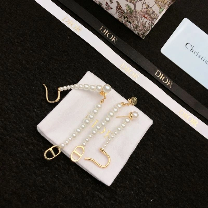 Attractive Christian Dior Earrings 236043