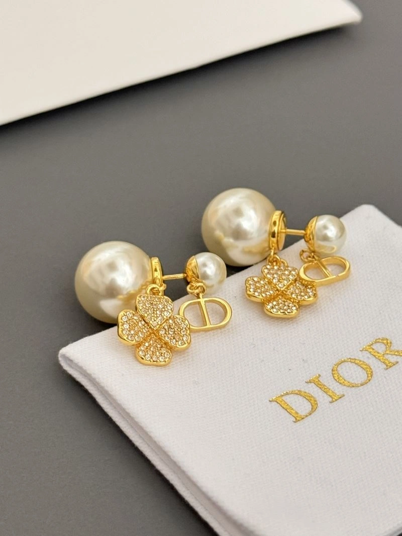 Effortless Christian Dior Earrings 235528