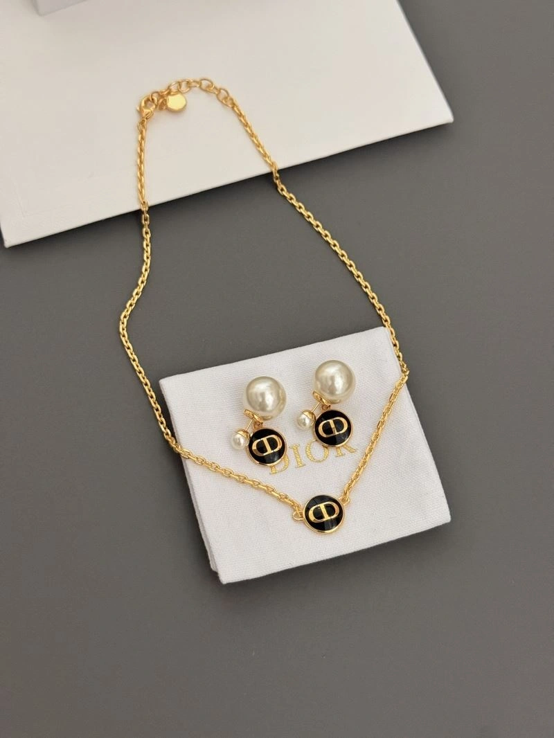 Breathable Christian Dior Earrings 235530