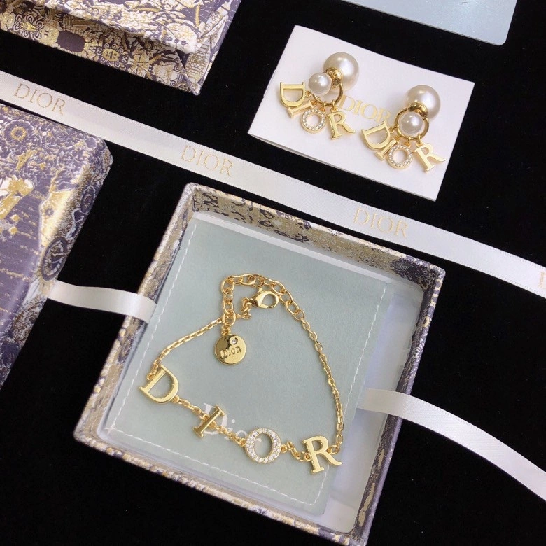 Cozy Christian Dior Earrings 235293