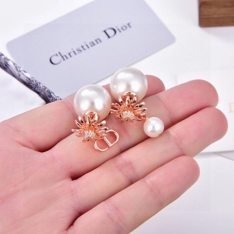 Supportive Christian Dior Earrings 235043
