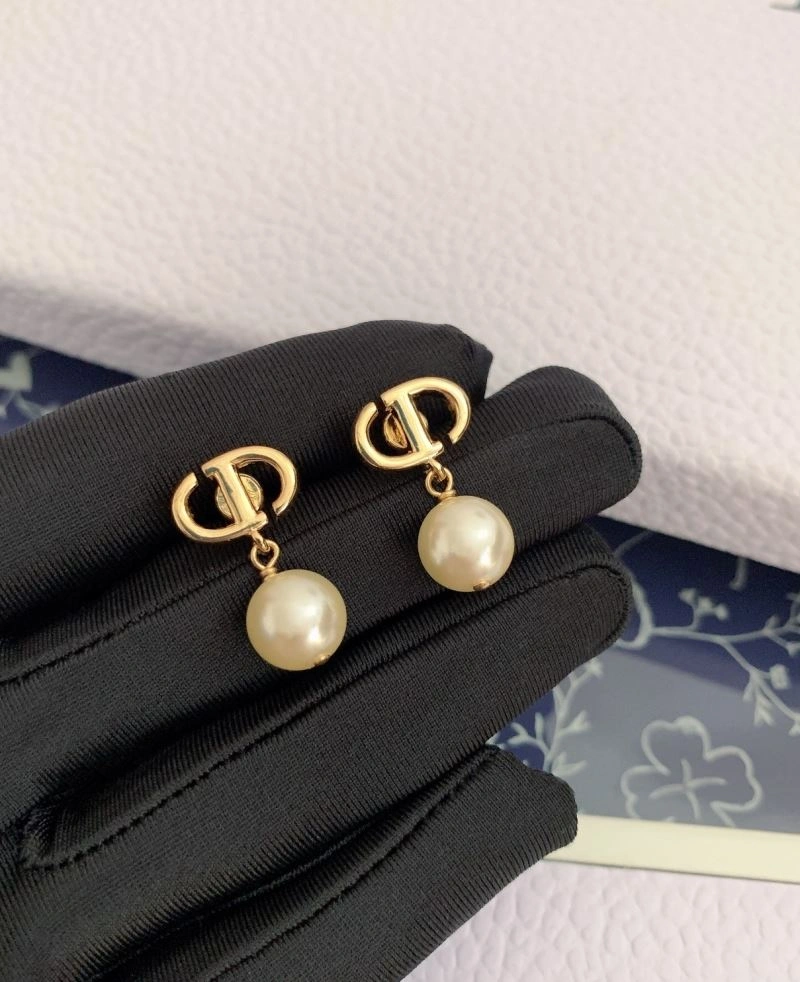 Snug Christian Dior Earrings 235033