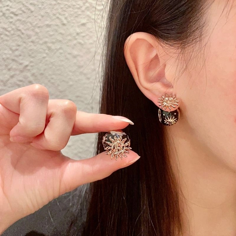 Minimalist Christian Dior Earrings 235009