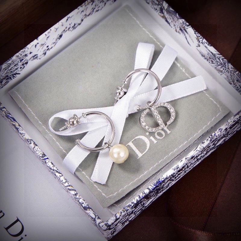 Effortless Christian Dior Earrings 234436