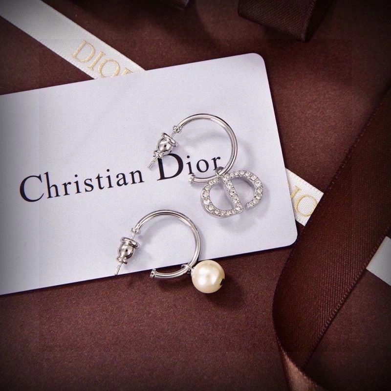 Effortless Christian Dior Earrings 234436