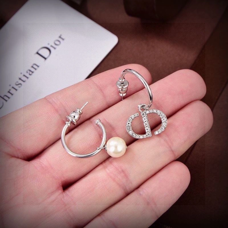 Effortless Christian Dior Earrings 234436