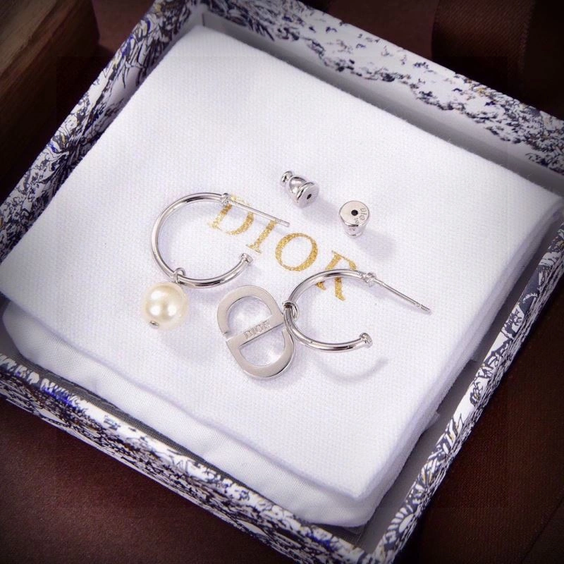 Effortless Christian Dior Earrings 234436