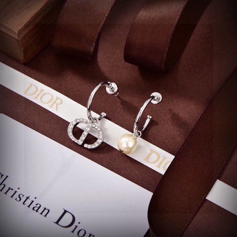 Effortless Christian Dior Earrings 234436