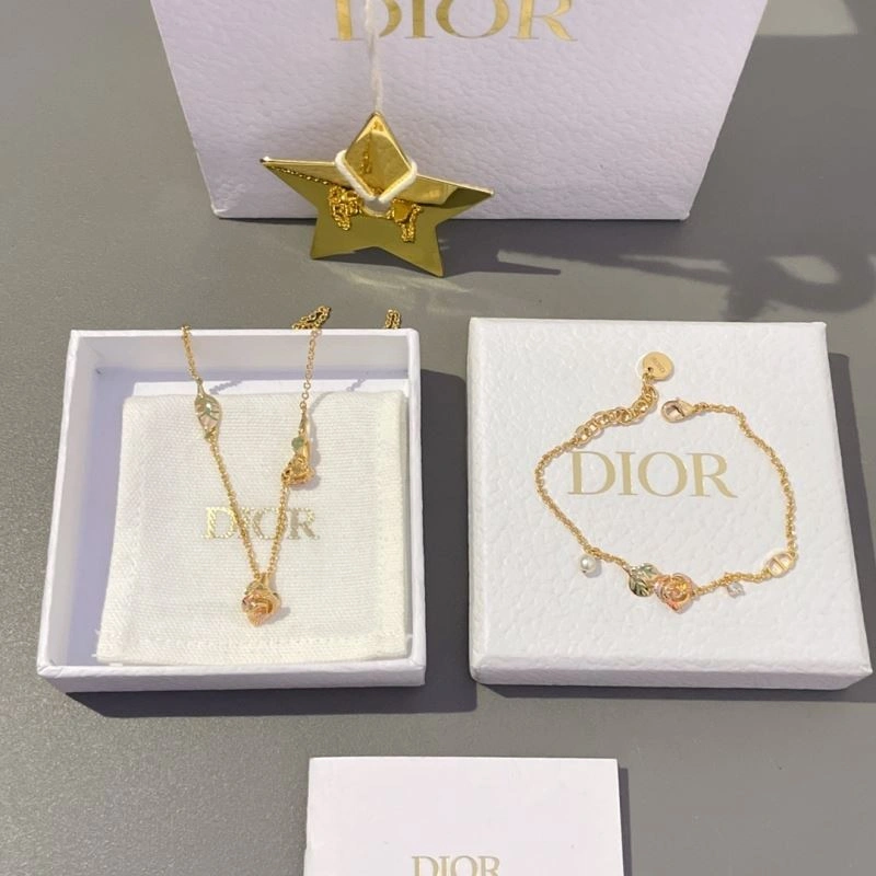 Trendsetting Christian Dior Necklaces 235959