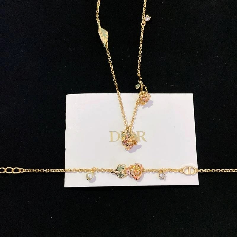 Trendsetting Christian Dior Necklaces 235959