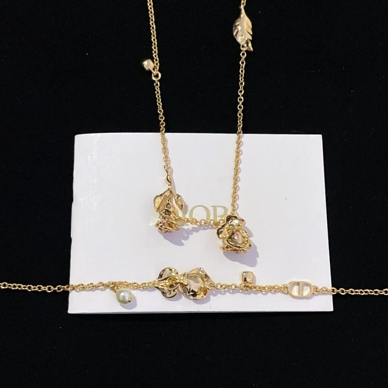 Trendsetting Christian Dior Necklaces 235959