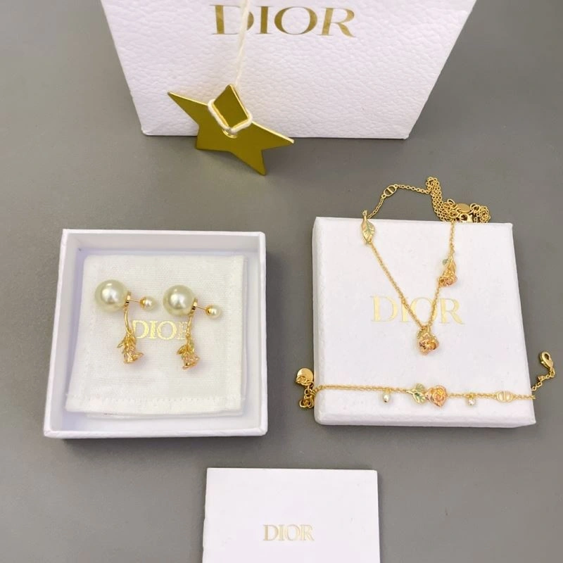 EyeCatching Christian Dior Necklaces 235961