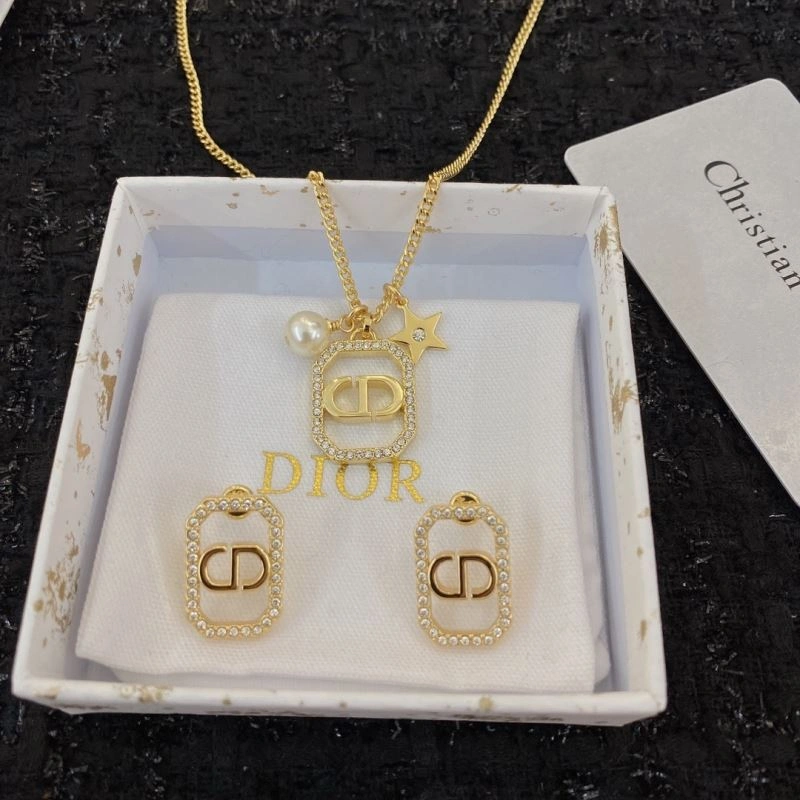 Compact Christian Dior Necklaces 234858