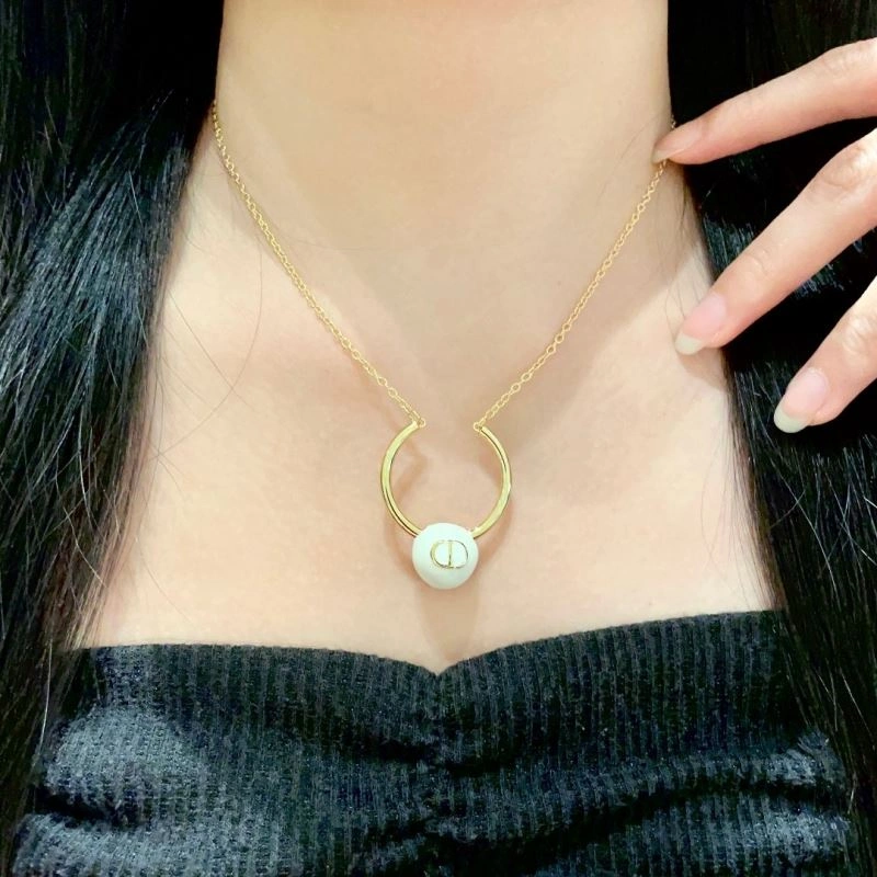 Effortless Christian Dior Necklaces 234757