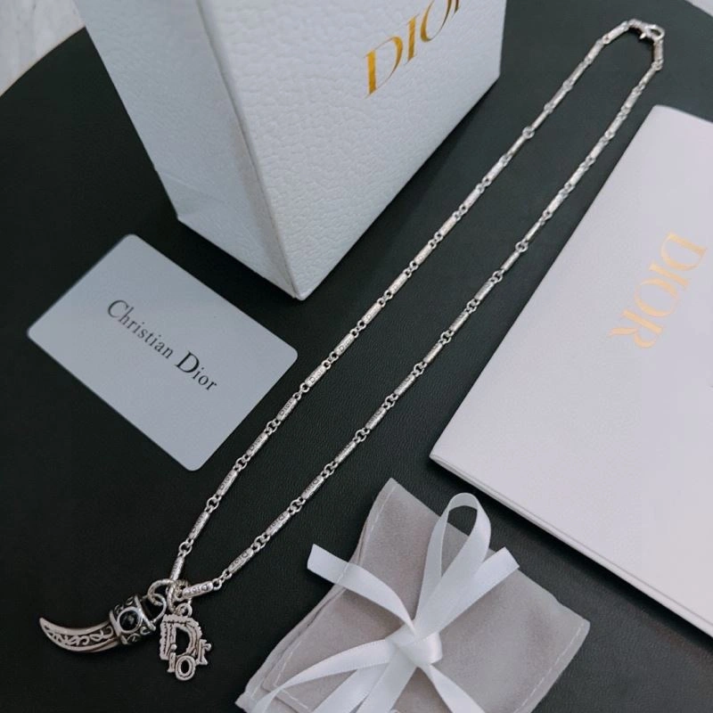 Snug Christian Dior Necklaces 234706
