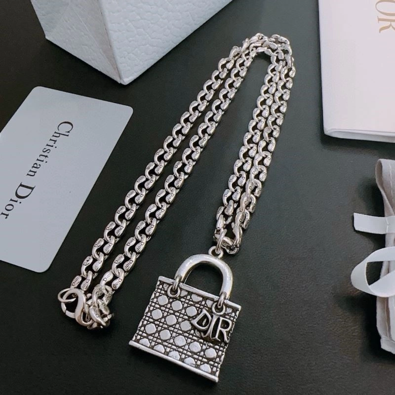 Flexible Christian Dior Necklaces 233314