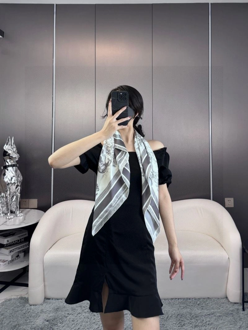 Versatile Christian Dior Scarf 271147