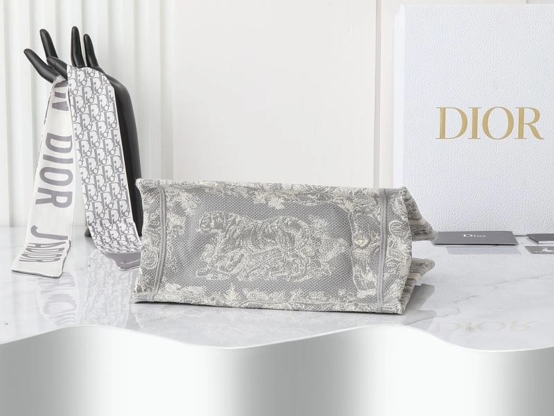 ModernLook Christian Dior Shopping Bags 87649